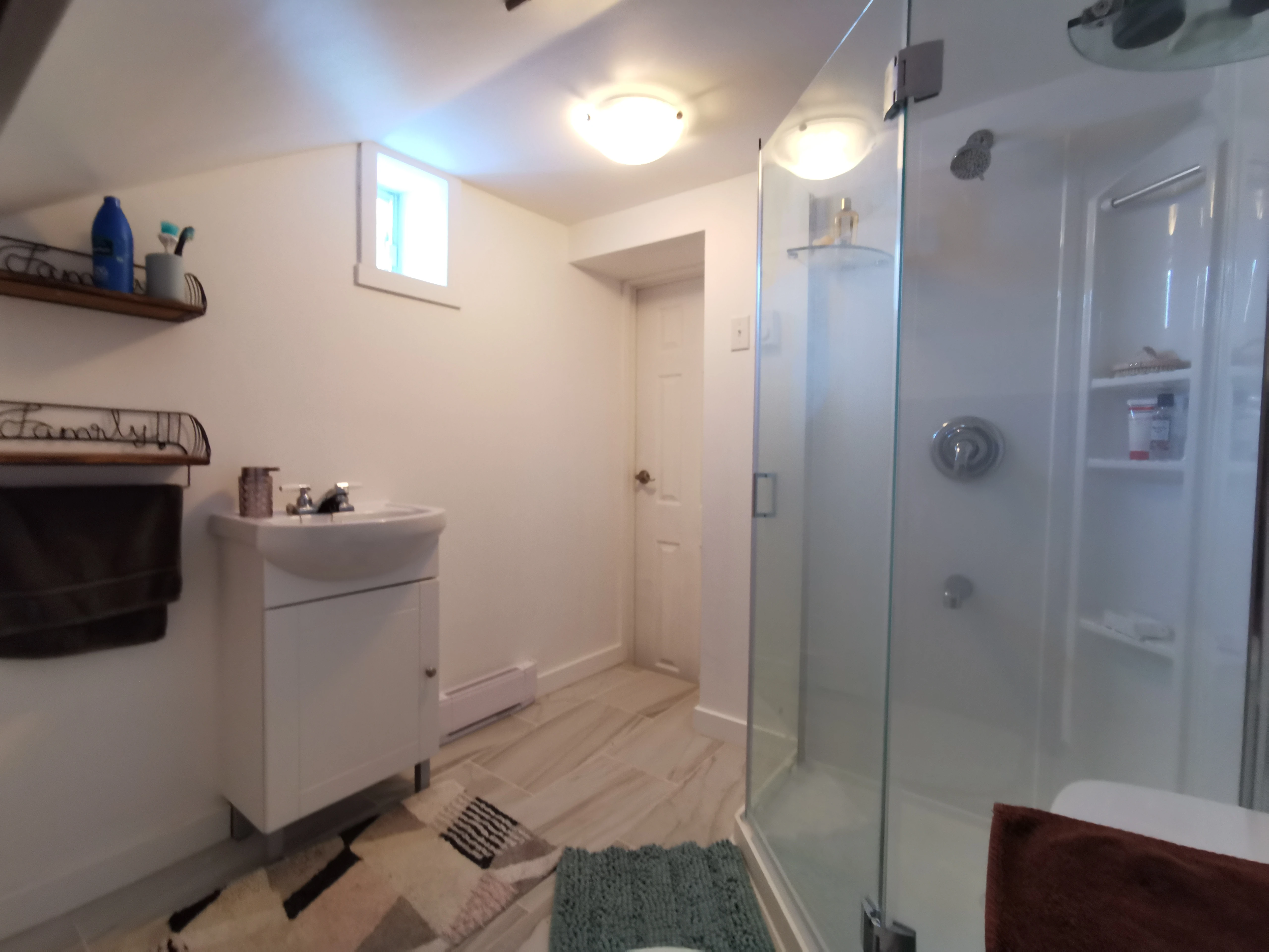 Salle de bain sous-sol avec douche — Laval